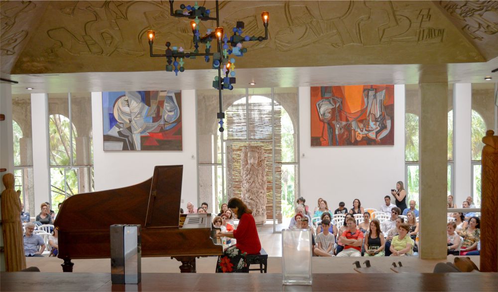 carol-ao-piano-imagem-oficial