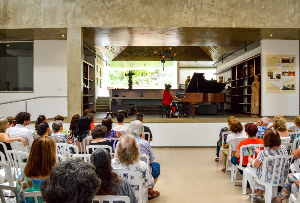 carol-ao-recital-plateia